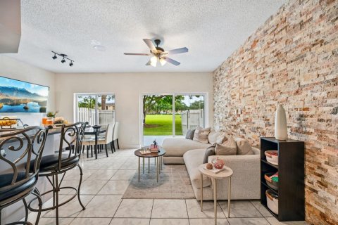 Townhouse in Pembroke Pines, Florida 2 bedrooms, 106.65 sq.m. № 2402433 - photo 6