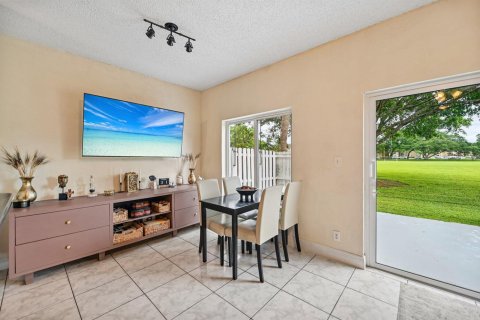 Townhouse in Pembroke Pines, Florida 2 bedrooms, 106.65 sq.m. № 2402433 - photo 9