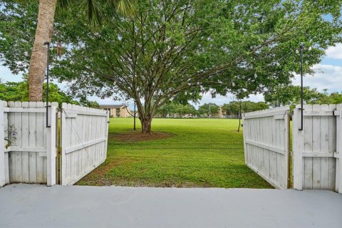 Townhouse in Pembroke Pines, Florida 2 bedrooms, 106.65 sq.m. № 2402433 - photo 30