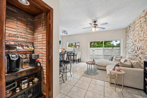 Townhouse in Pembroke Pines, Florida 2 bedrooms, 106.65 sq.m. № 2402433 - photo 8