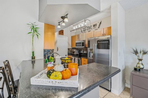 Townhouse in Pembroke Pines, Florida 2 bedrooms, 106.65 sq.m. № 2402433 - photo 11