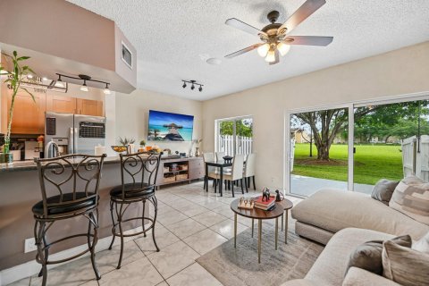 Townhouse in Pembroke Pines, Florida 2 bedrooms, 106.65 sq.m. № 2402433 - photo 7