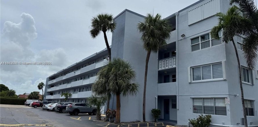 Condo in Hallandale Beach, Florida, 2 bedrooms № 1891488