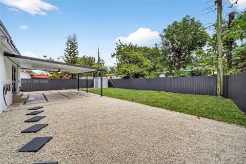 House in Miami, Florida 2 bedrooms, 99.31 sq.m. № 2002082 - photo 27