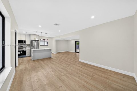 House in Miami, Florida 2 bedrooms, 99.31 sq.m. № 2002082 - photo 6