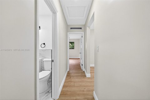 House in Miami, Florida 2 bedrooms, 99.31 sq.m. № 2002082 - photo 19