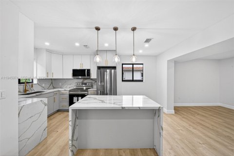 House in Miami, Florida 2 bedrooms, 99.31 sq.m. № 2002082 - photo 8