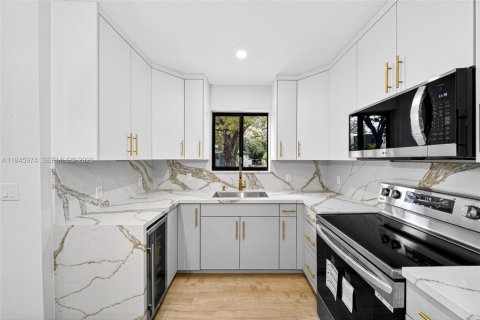 House in Miami, Florida 2 bedrooms, 99.31 sq.m. № 2002082 - photo 11