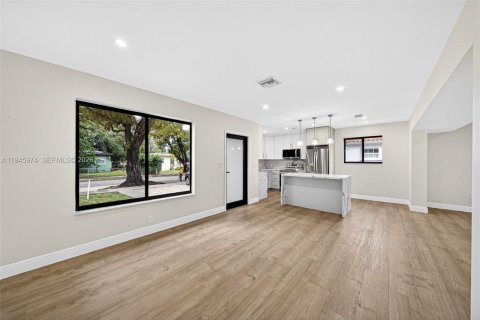 House in Miami, Florida 2 bedrooms, 99.31 sq.m. № 2002082 - photo 7