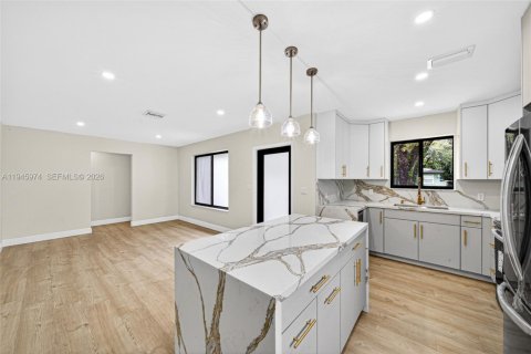 House in Miami, Florida 2 bedrooms, 99.31 sq.m. № 2002082 - photo 14