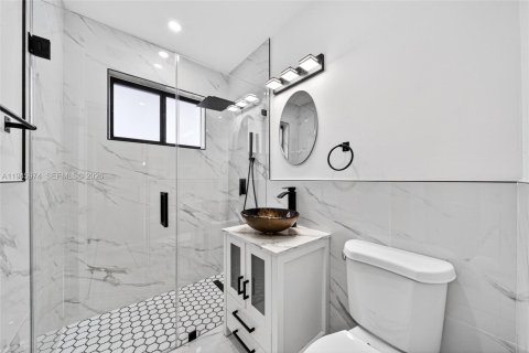 House in Miami, Florida 2 bedrooms, 99.31 sq.m. № 2002082 - photo 20