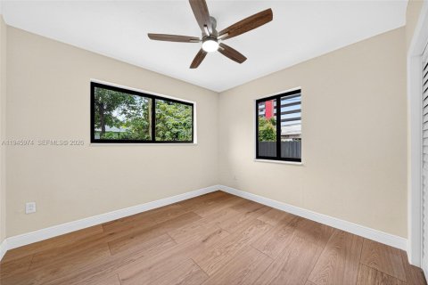 House in Miami, Florida 2 bedrooms, 99.31 sq.m. № 2002082 - photo 21