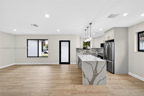 House in Miami, Florida 2 bedrooms, 99.31 sq.m. № 2002082 - photo 9