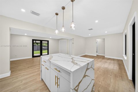 House in Miami, Florida 2 bedrooms, 99.31 sq.m. № 2002082 - photo 5