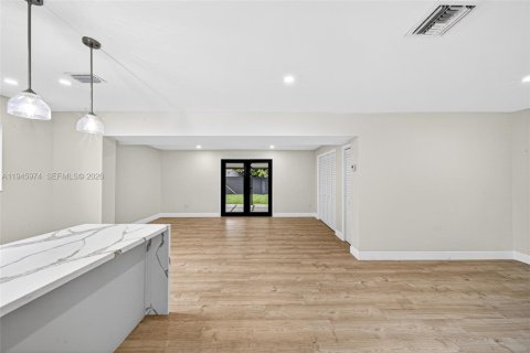 House in Miami, Florida 2 bedrooms, 99.31 sq.m. № 2002082 - photo 15