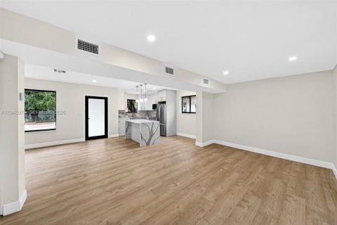 House in Miami, Florida 2 bedrooms, 99.31 sq.m. № 2002082 - photo 18