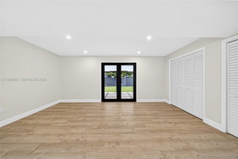 House in Miami, Florida 2 bedrooms, 99.31 sq.m. № 2002082 - photo 16