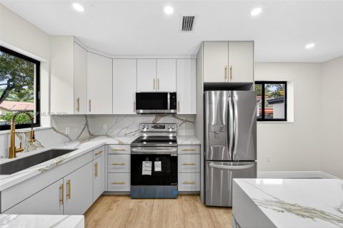 House in Miami, Florida 2 bedrooms, 99.31 sq.m. № 2002082 - photo 12