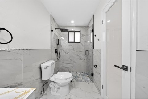 House in Miami, Florida 2 bedrooms, 99.31 sq.m. № 2002082 - photo 24