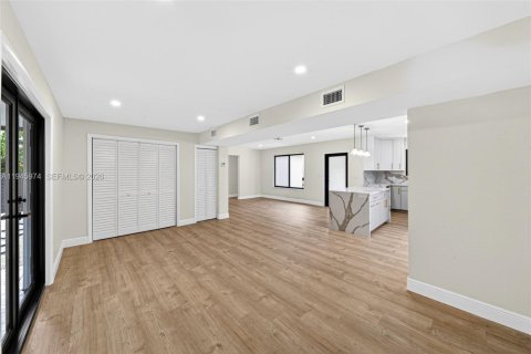 House in Miami, Florida 2 bedrooms, 99.31 sq.m. № 2002082 - photo 17