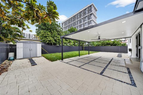 House in Miami, Florida 2 bedrooms, 99.31 sq.m. № 2002082 - photo 28