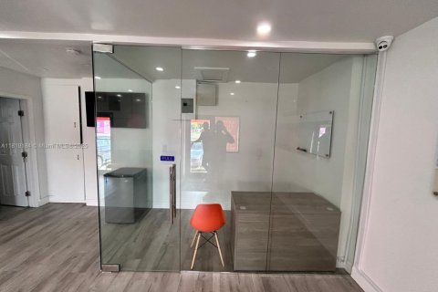 Commercial property in Hialeah, Florida № 1958416 - photo 2