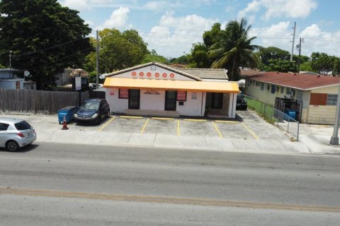 Commercial property in Hialeah, Florida № 1958416 - photo 1