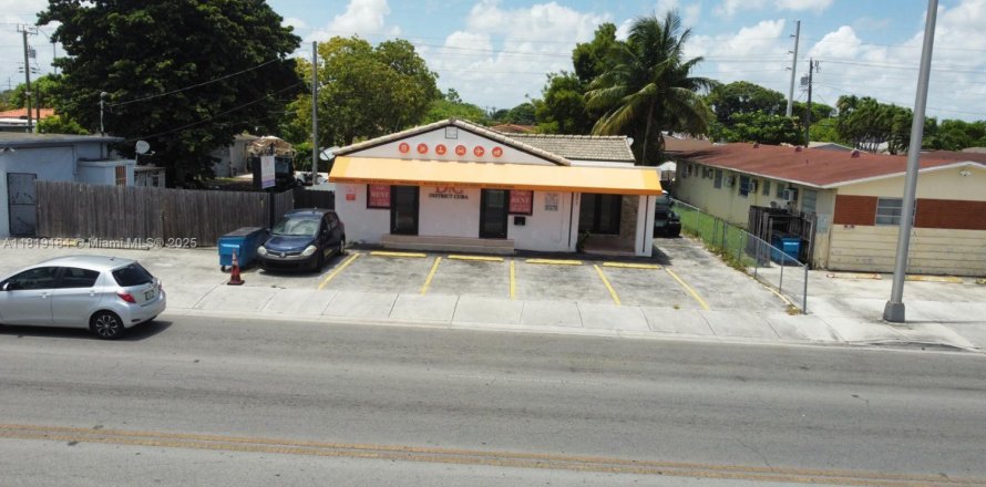 Commercial property in Hialeah, Florida № 1958416