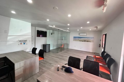 Commercial property in Hialeah, Florida № 1958416 - photo 4