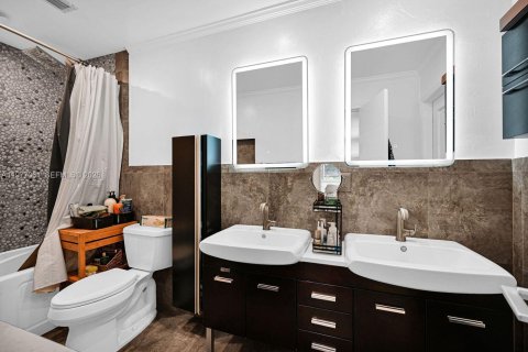 Купить виллу или дом в Пальметто-Бей, Флорида 4 спальни, 245.82м2, № 2041561 - фото 18