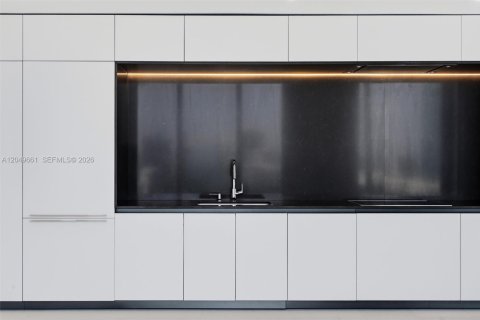 Condo in Miami, Florida, 1 bedroom № 2181798 - photo 6
