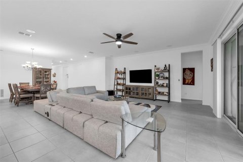 House in Apopka, Florida 4 bedrooms, 255.95 sq.m. № 1784469 - photo 12