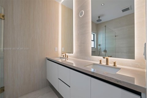 Townhouse in Miami, Florida 4 bedrooms, 255.48 sq.m. № 1794593 - photo 22