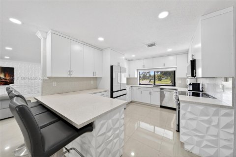 House in Miami, Florida 6 bedrooms, 224.54 sq.m. № 2043097 - photo 18