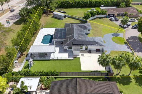 House in Miami, Florida 6 bedrooms, 224.54 sq.m. № 2043097 - photo 6