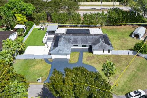 House in Miami, Florida 6 bedrooms, 224.54 sq.m. № 2043097 - photo 4