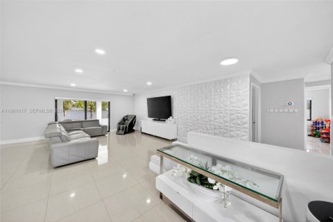 House in Miami, Florida 6 bedrooms, 224.54 sq.m. № 2043097 - photo 12