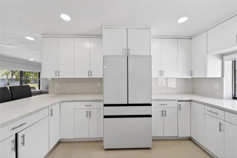 House in Miami, Florida 6 bedrooms, 224.54 sq.m. № 2043097 - photo 22