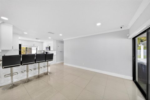 House in Miami, Florida 6 bedrooms, 224.54 sq.m. № 2043097 - photo 17