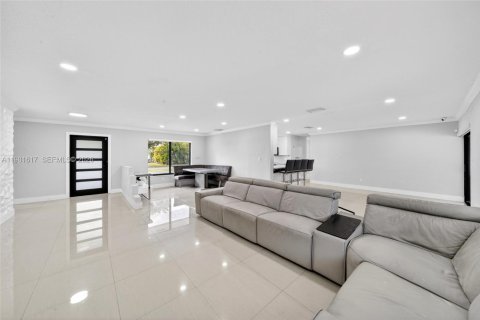 House in Miami, Florida 6 bedrooms, 224.54 sq.m. № 2043097 - photo 13