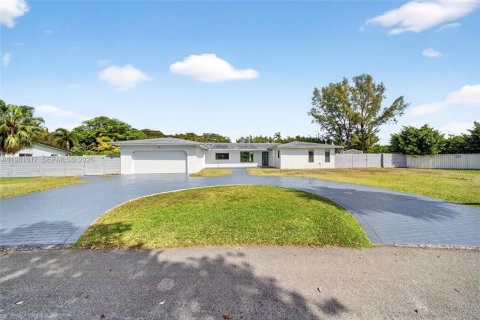 House in Miami, Florida 6 bedrooms, 224.54 sq.m. № 2043097