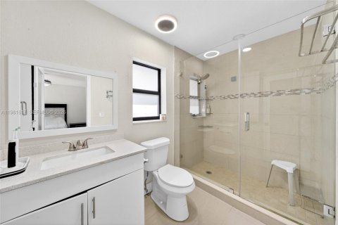 House in Miami, Florida 6 bedrooms, 224.54 sq.m. № 2043097 - photo 26