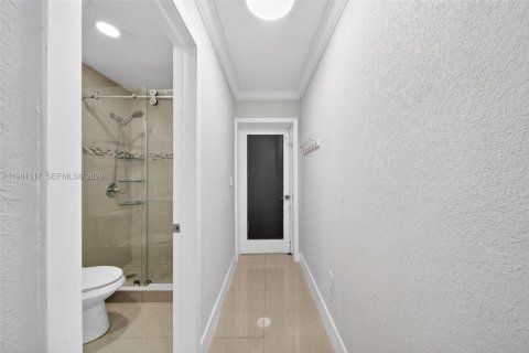 House in Miami, Florida 6 bedrooms, 224.54 sq.m. № 2043097 - photo 28