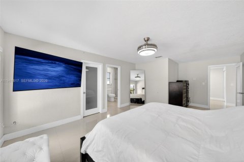 House in Miami, Florida 6 bedrooms, 224.54 sq.m. № 2043097 - photo 25