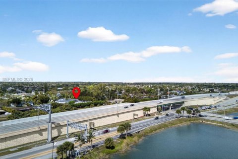 House in Miami, Florida 6 bedrooms, 224.54 sq.m. № 2043097 - photo 7