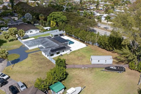 House in Miami, Florida 6 bedrooms, 224.54 sq.m. № 2043097 - photo 8