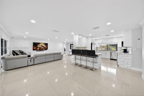 House in Miami, Florida 6 bedrooms, 224.54 sq.m. № 2043097 - photo 15