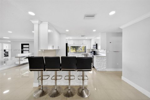 House in Miami, Florida 6 bedrooms, 224.54 sq.m. № 2043097 - photo 19