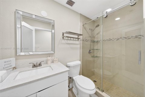 House in Miami, Florida 6 bedrooms, 224.54 sq.m. № 2043097 - photo 29