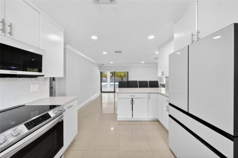 House in Miami, Florida 6 bedrooms, 224.54 sq.m. № 2043097 - photo 21